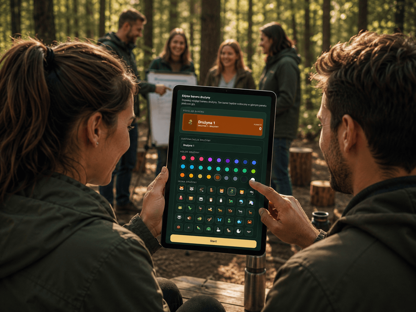 Uczestnicy gry terenowej korzystają z tabletu z aplikacją SurvivorQuest w lesie.